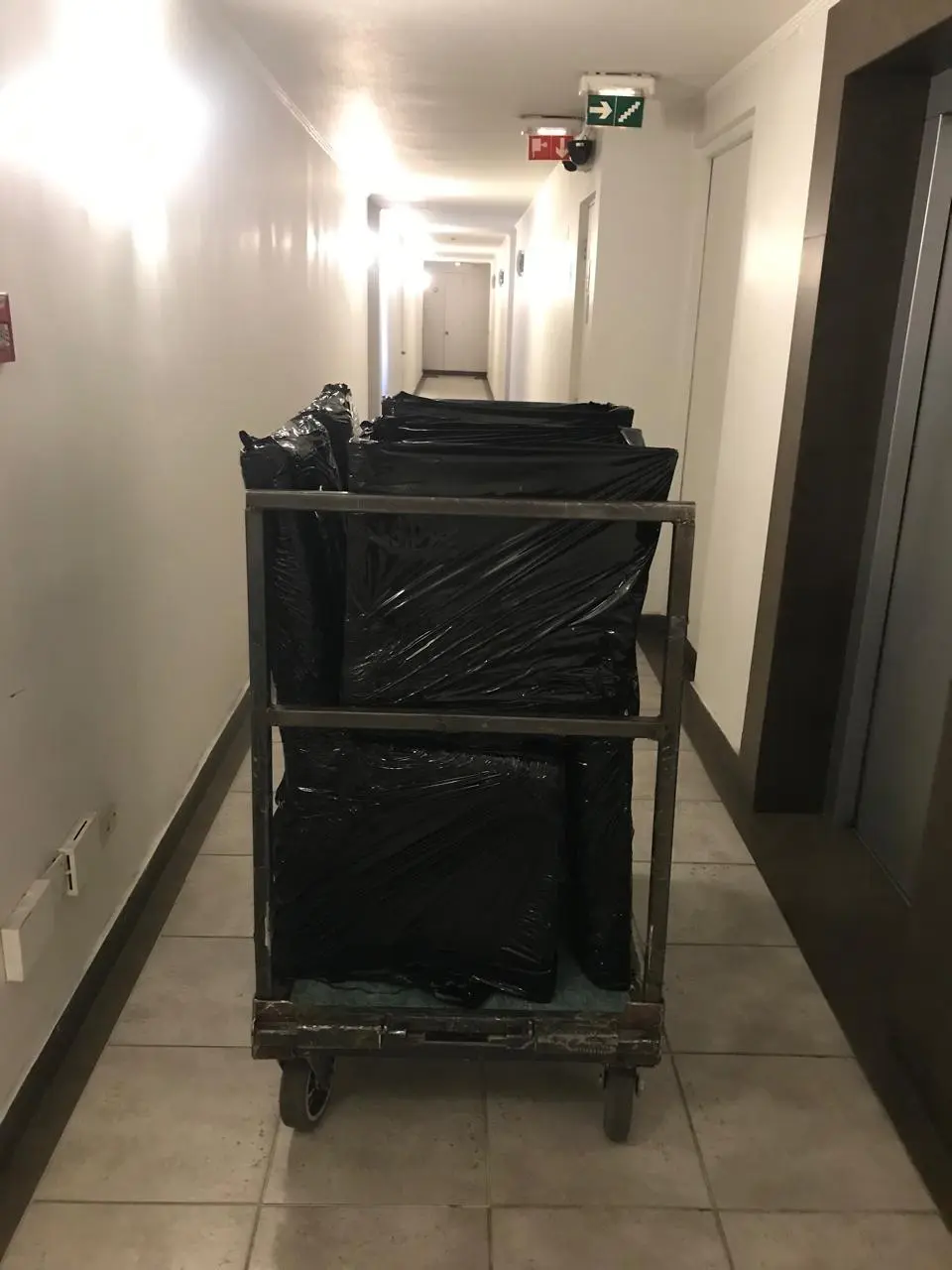 Carrito de mudanza con cajas embaladas