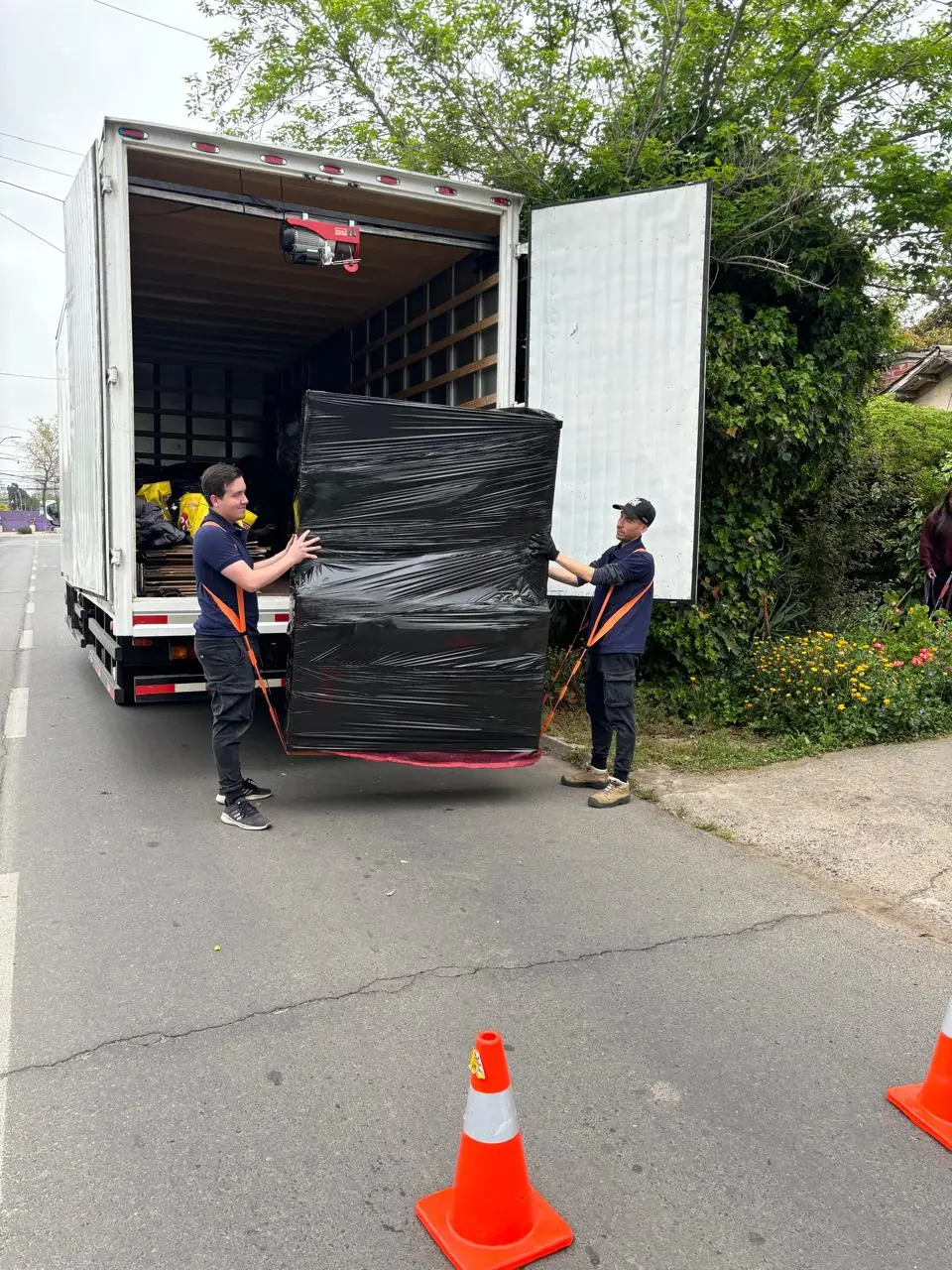 Camión de mudanza cargado con muebles y cajas