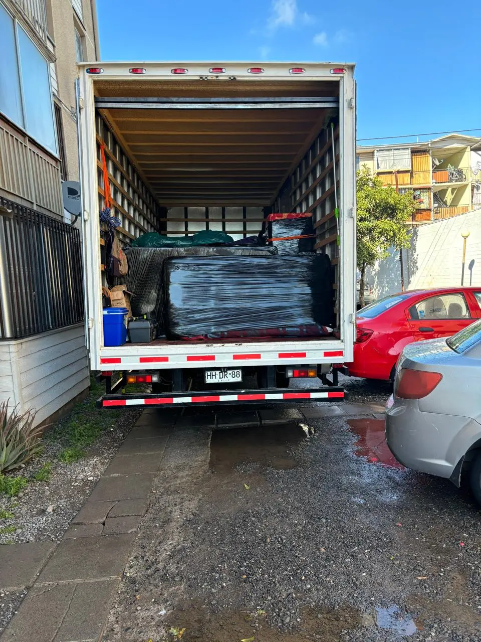 Camión de mudanza cargado con cajas y electrodomésticos