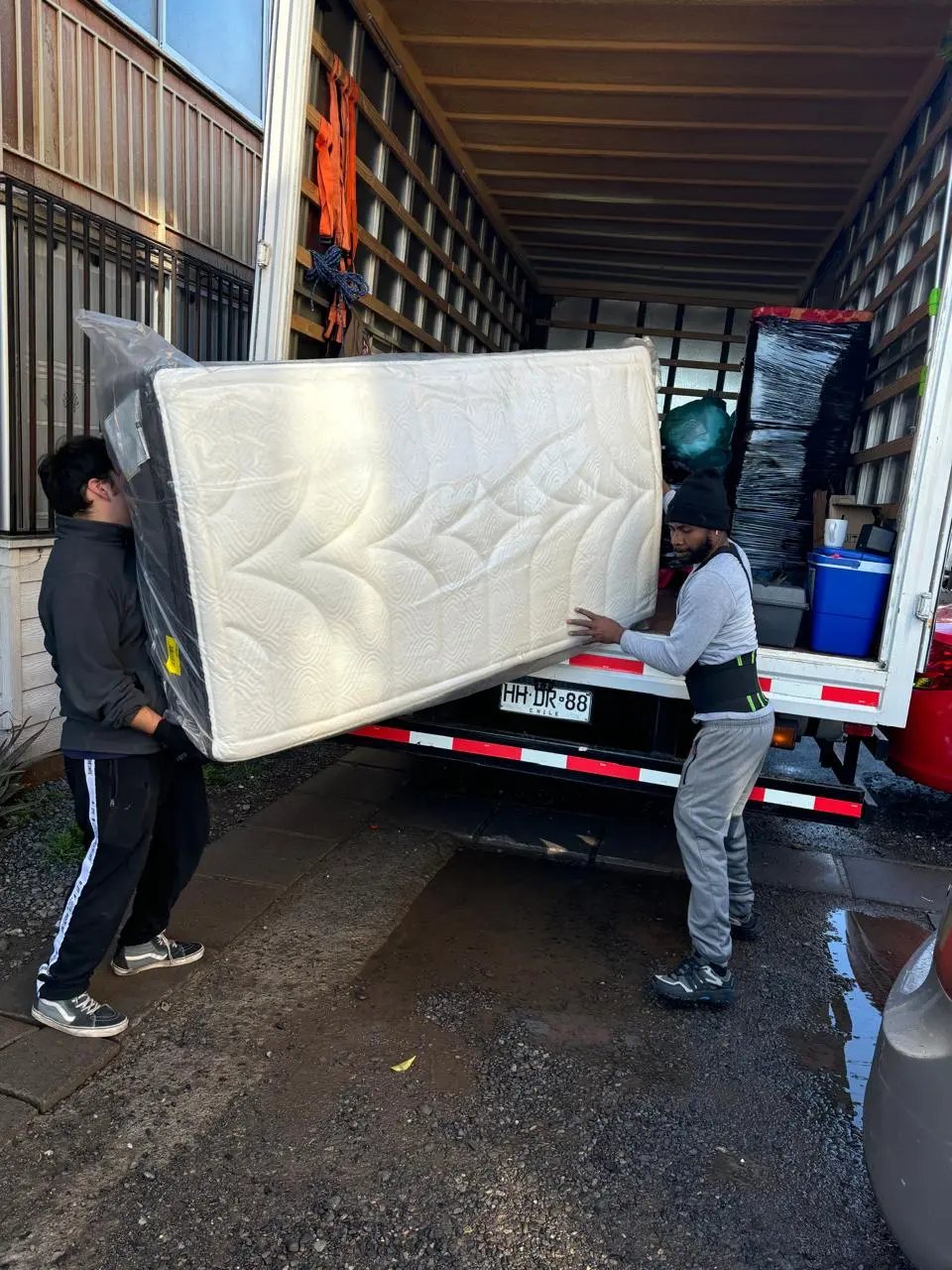 Camión de mudanza con muebles envueltos en plástico