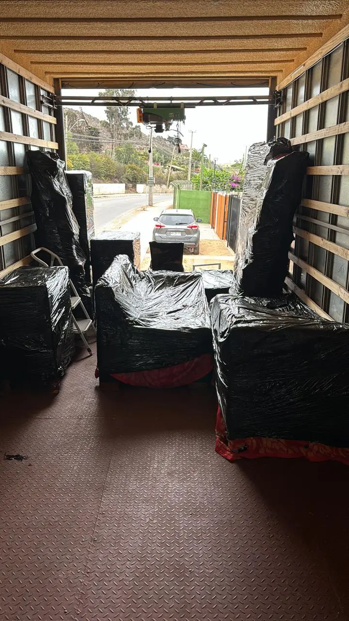 Camión de mudanza con puerta trasera abierta