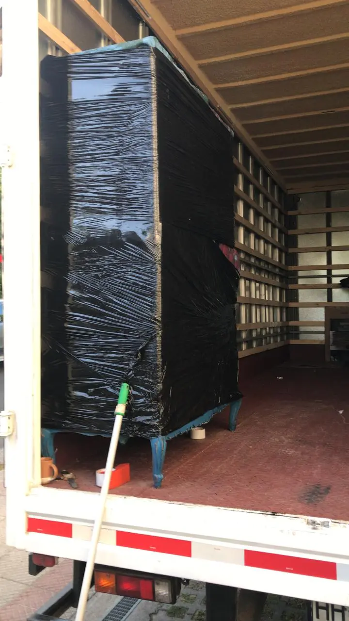 Trabajador de mudanza empacando cajas