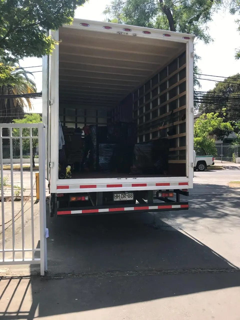 Camión de mudanza cargado con muebles